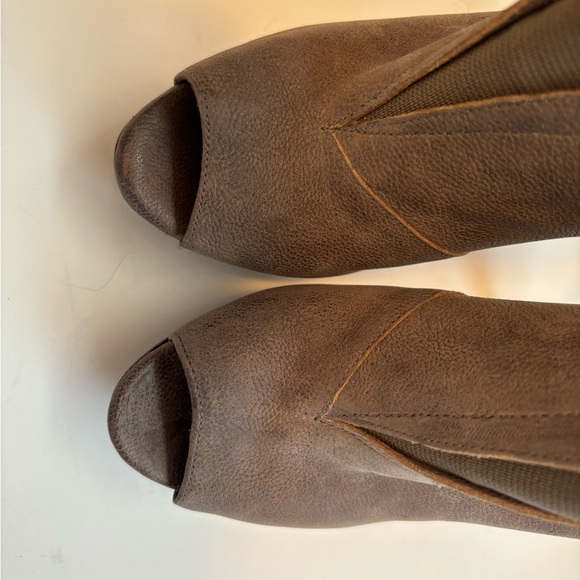 NWT! VERA WANG ROYCE PLATFORM SUEDE SPIKED HEEL BOOTIE BOOTS - Picture 5 of 8